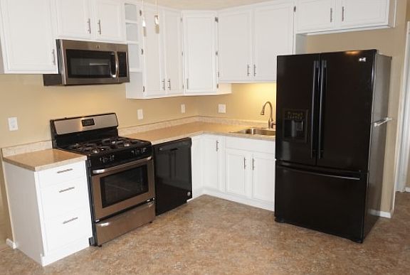 Kitchen- Appliances stay!