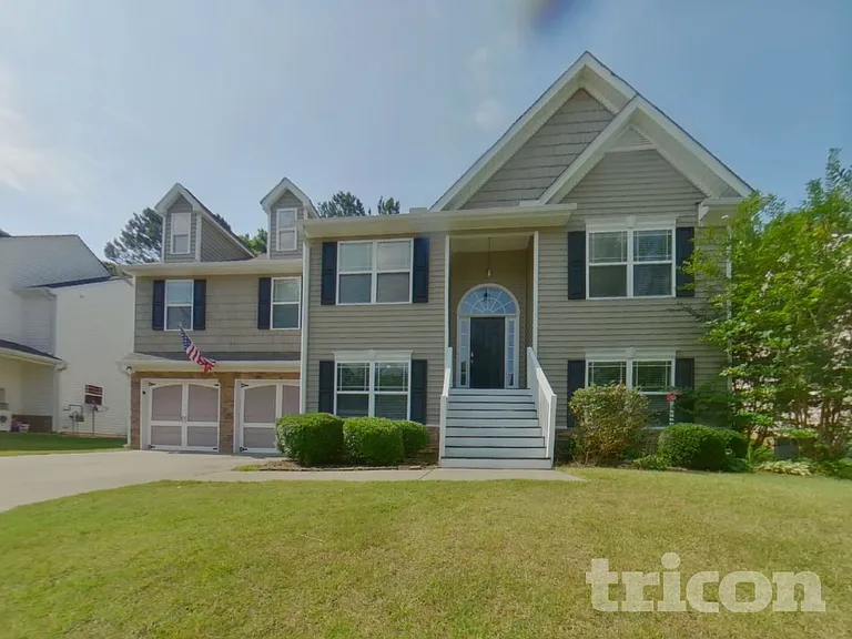 611 Hemlock Ct — Photo 2