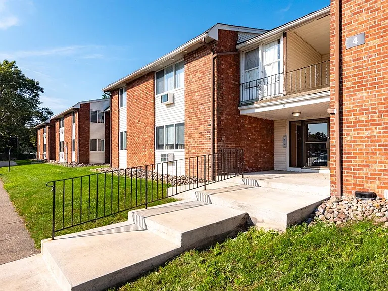 Kings Court Manor Apartment Homes — Photo 18