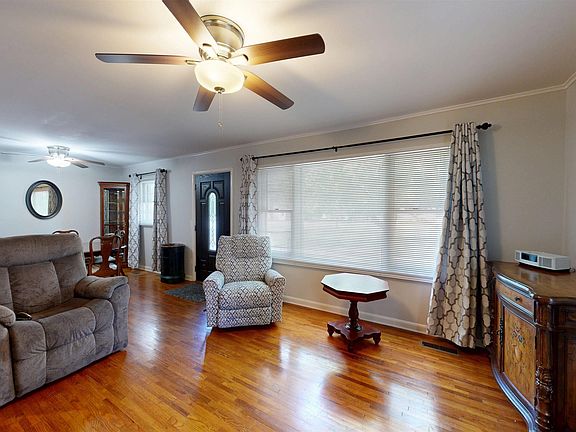 4th image of 608 E 12th St