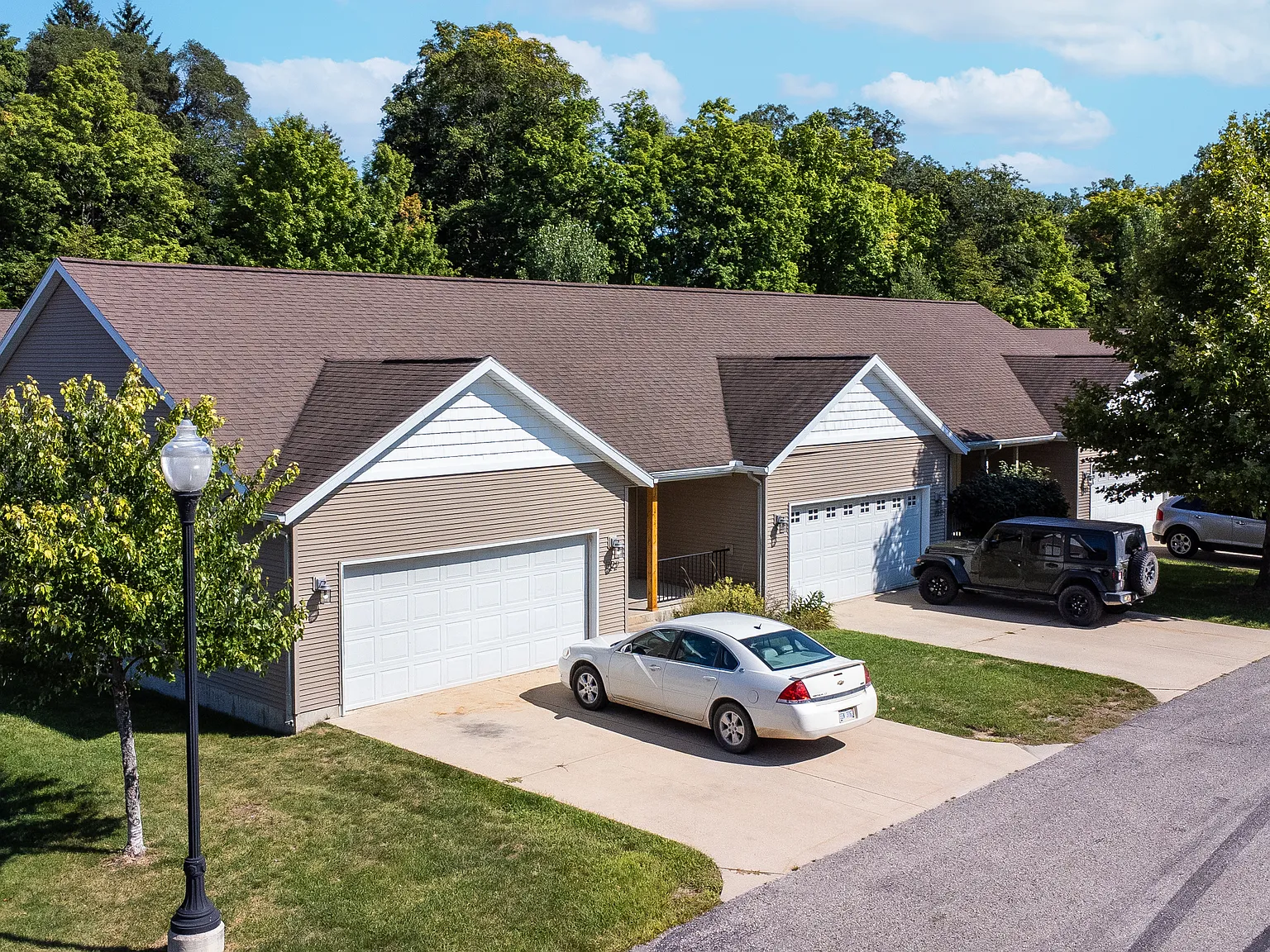 4 bed, 1500 sqft, $2,260 — Photo 3