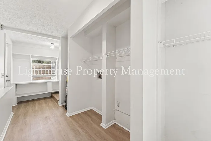 1021 Woodstock Ave — Photo 10