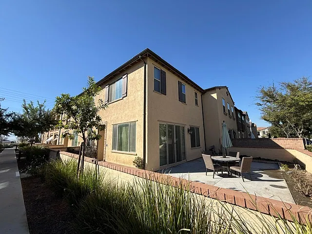 3 bed, 2.5 bath, 1811 sqft, $3,200 — Photo 2