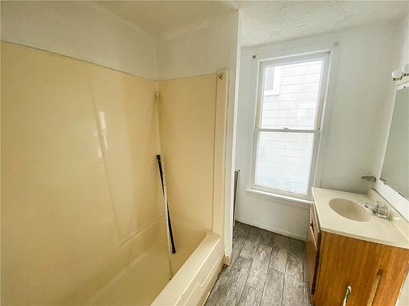 4th image of 26 Hertel St