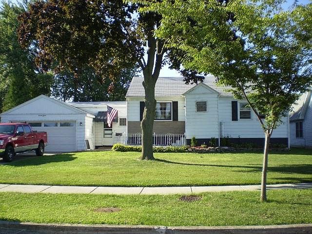 1st image of 28 Woodcrest Dr