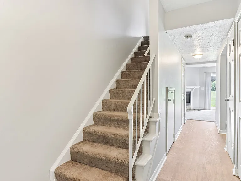 Castleton Manor Apartments — Photo 45