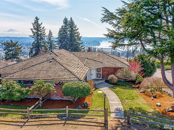 Enjoy views of Mt Rainier, the Cascade Mountains, Puget Sound, Des Moines Marina and more from this 3 bedroom/1.75 bath home.