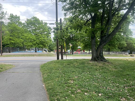 5th image of 911 Estes Rd