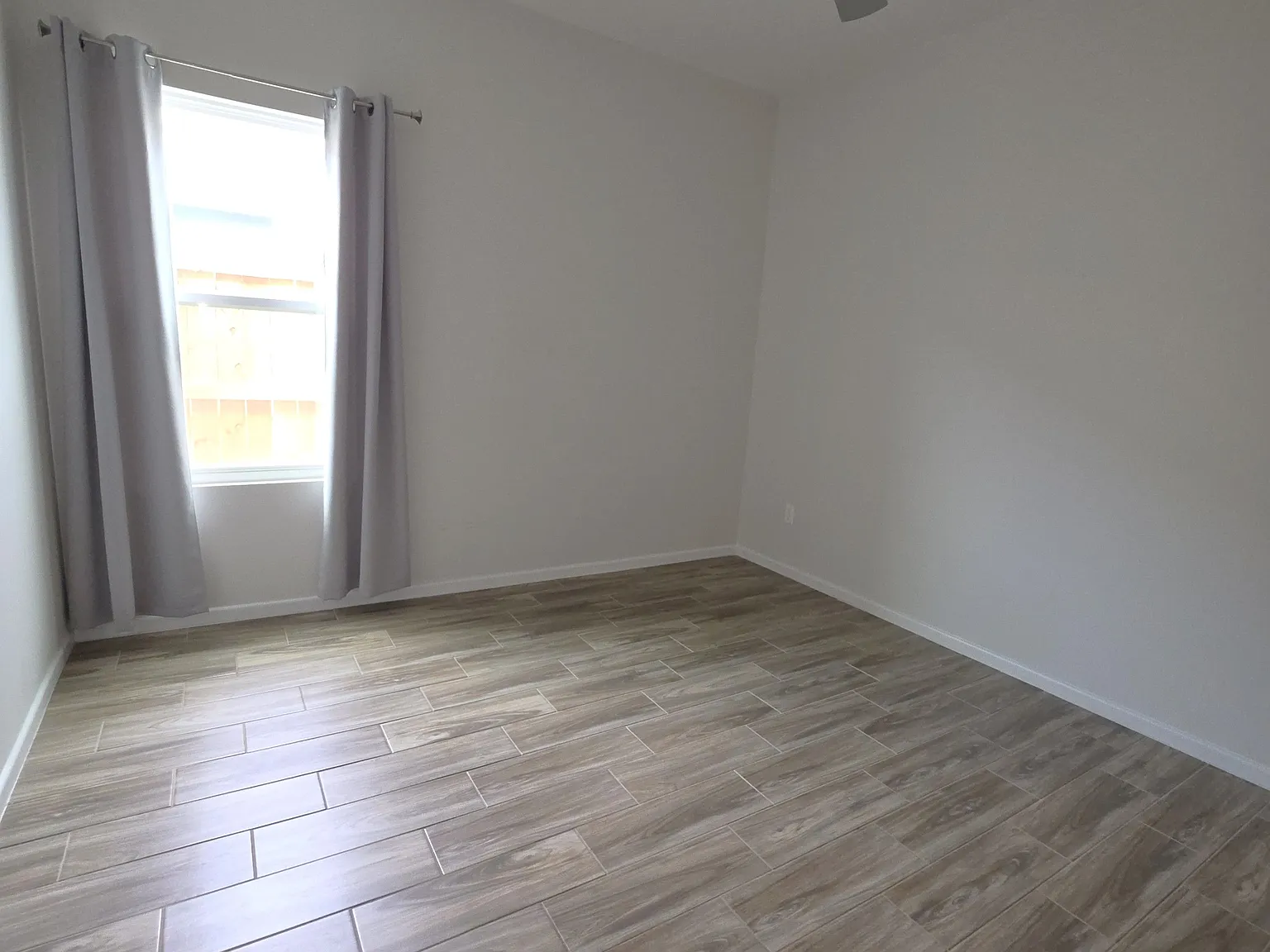 913 N Clarence Ave — Photo 2