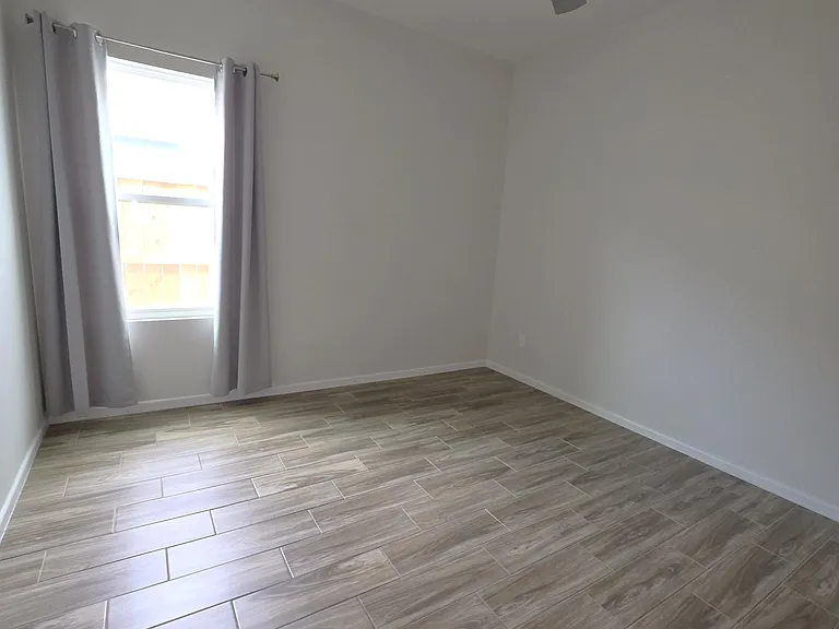 913 N Clarence Ave — Photo 2
