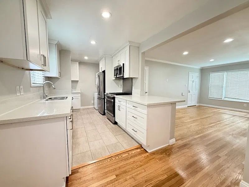 2 bed, 950 sqft, $3,895 — Photo 3