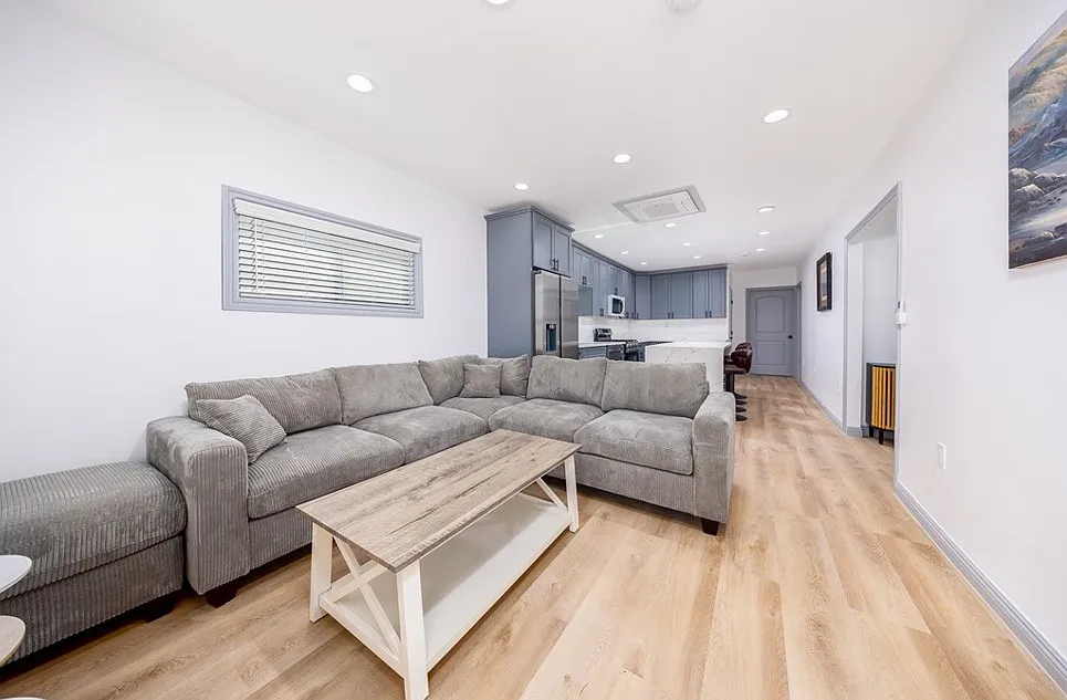 3 bed, 2.0 bath, 1000 sqft, $4,150 — Photo 4
