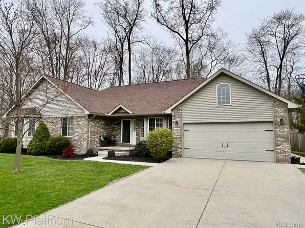 2983 Manchester Dr, Smiths Creek, MI 48074