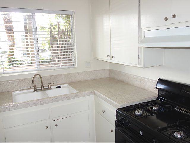 4827 Niagara Avenue San Diego, CA 92107-Elan Pacific Palms Apartment Homes-Kitchen