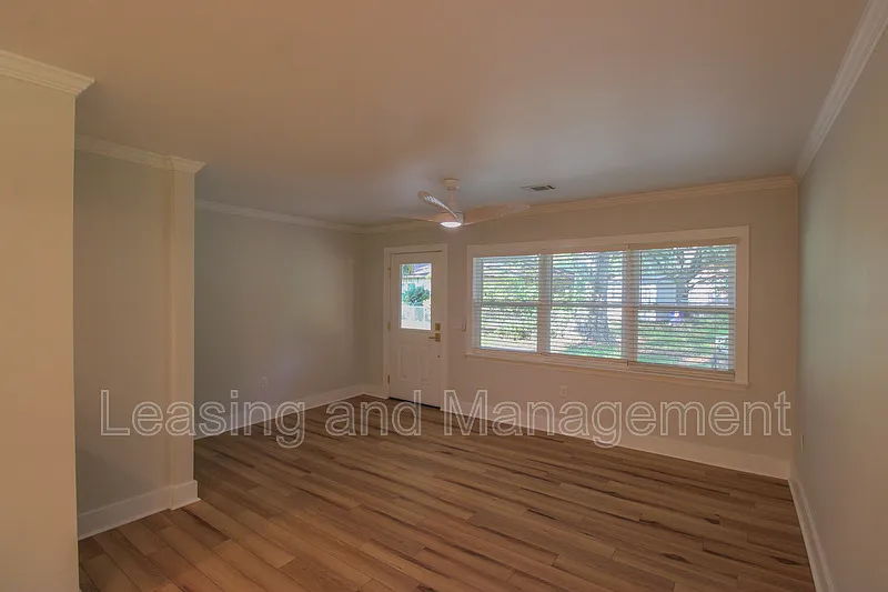 3 bed, 2.0 bath, 1100 sqft, $2,830 — Photo 4