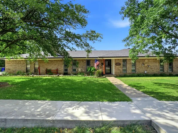 902 Meadowcreek St, Krum, TX 76249