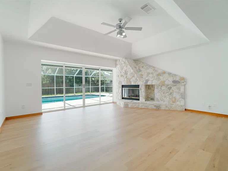 242 SE Duval Ave — Photo 16
