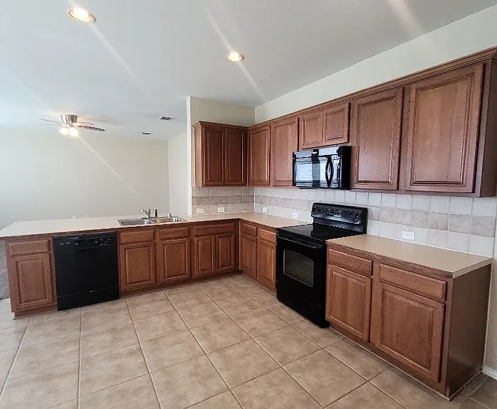 2061 Fair Crest Trl — Photo 3