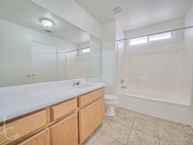 1206 Reddick Ln — Photo 5