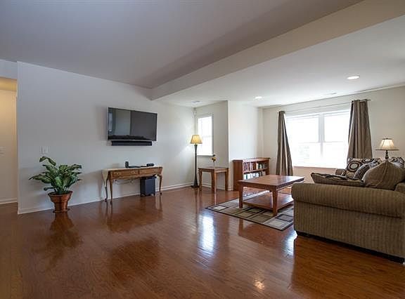 3rd image of 14 Stacey Ct