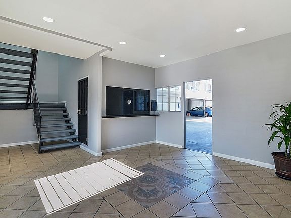 3rd image of 4905 W Adams Blvd #37
