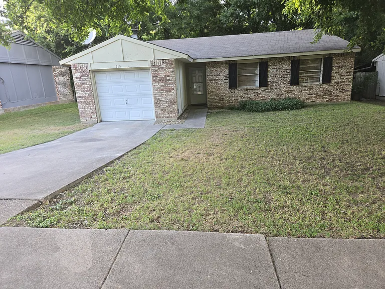 715 Holliday Ln — Photo 5