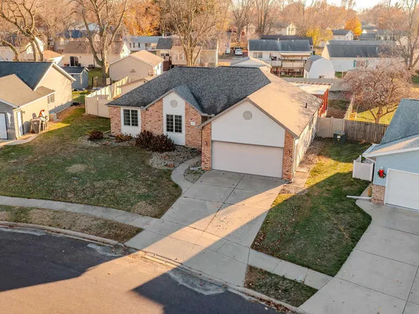 2104 Marigold Dr, Pekin, IL 61554