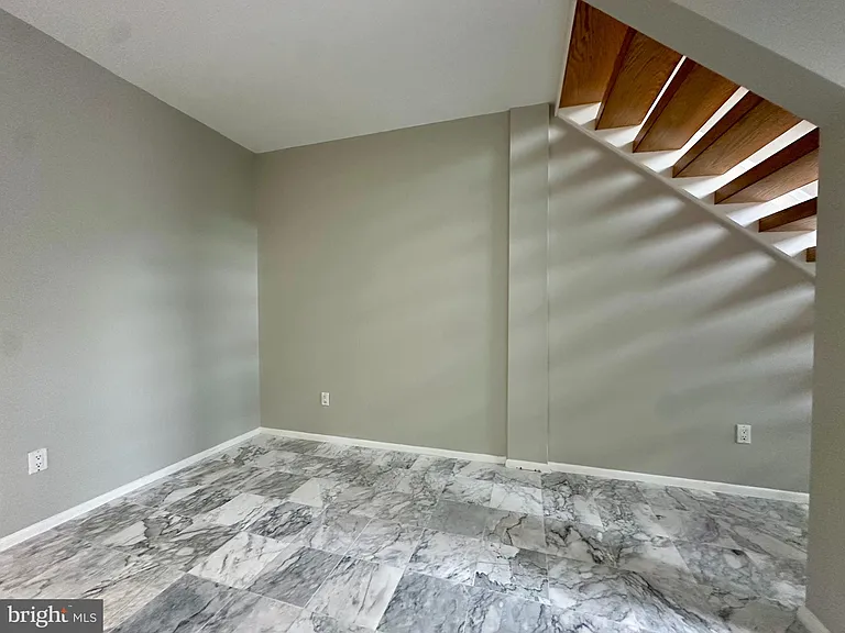 1975 Lakeport Way — Photo 12