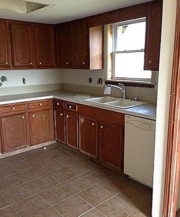 3rd image of 809 College St