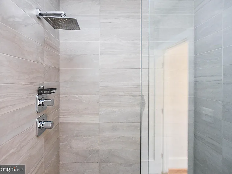 913 Quincy St NE #3 — Photo 29