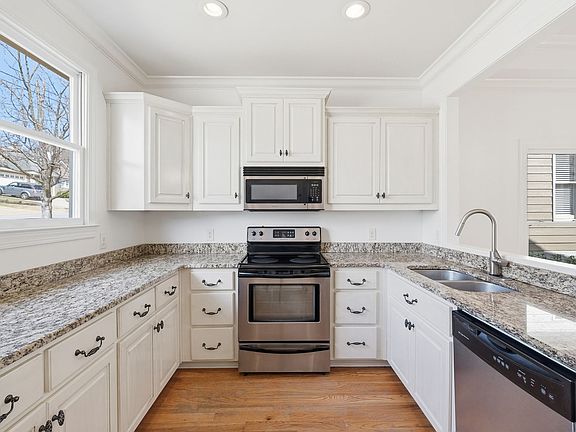 4th image of 374 Cherry St