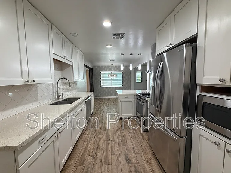 2514 E Fairmount Ave — Photo 15