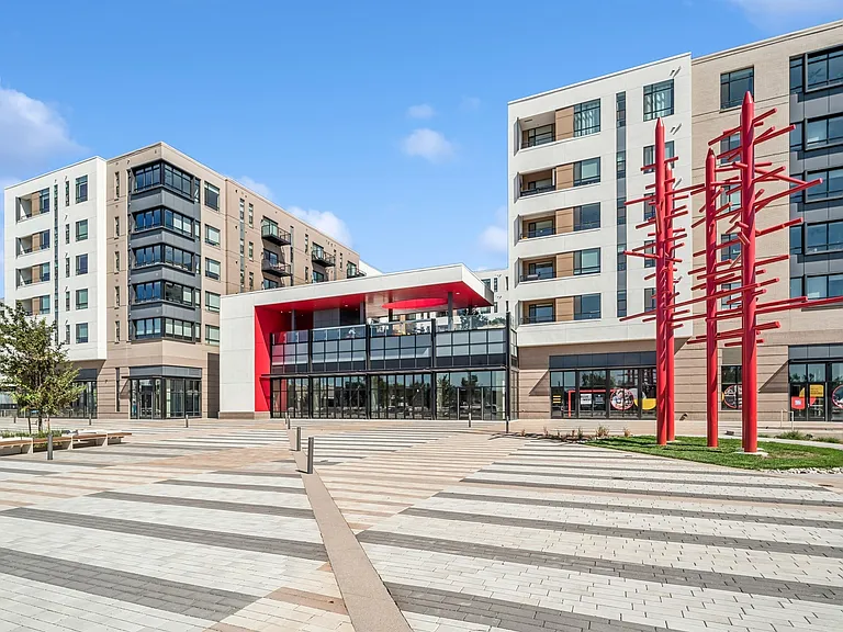 BroadwayPark_exterior_Byers Square_2010