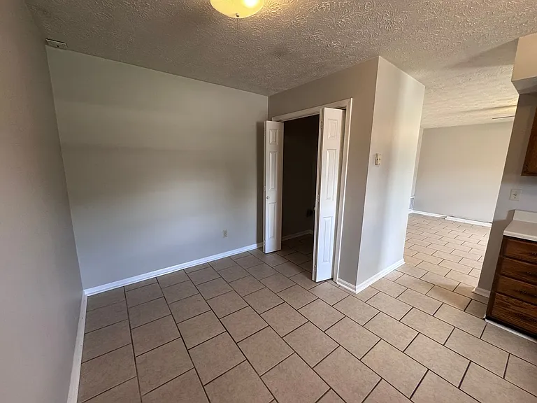 105 Grogan Cir — Photo 11