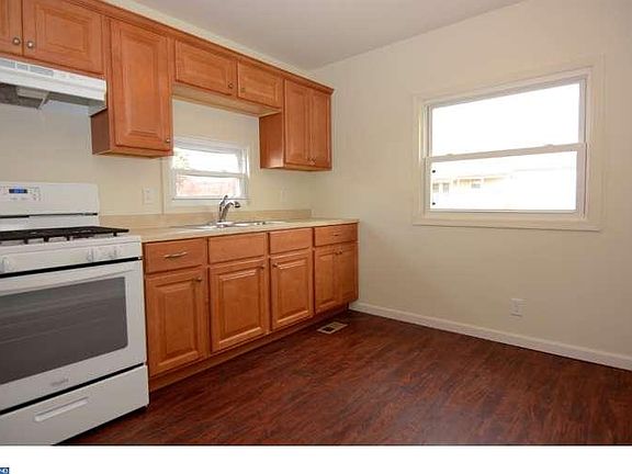 2nd image of 424 Manor Pl