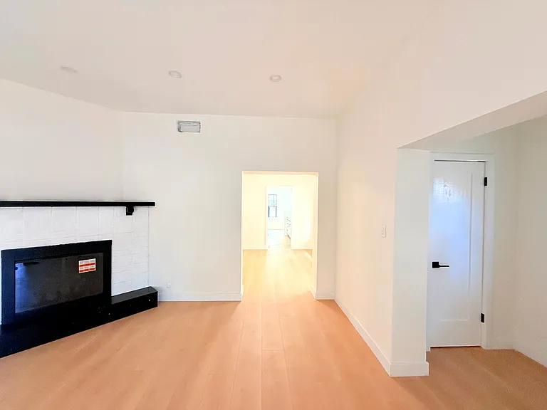 6130 Whitsett Avenue — Photo 5
