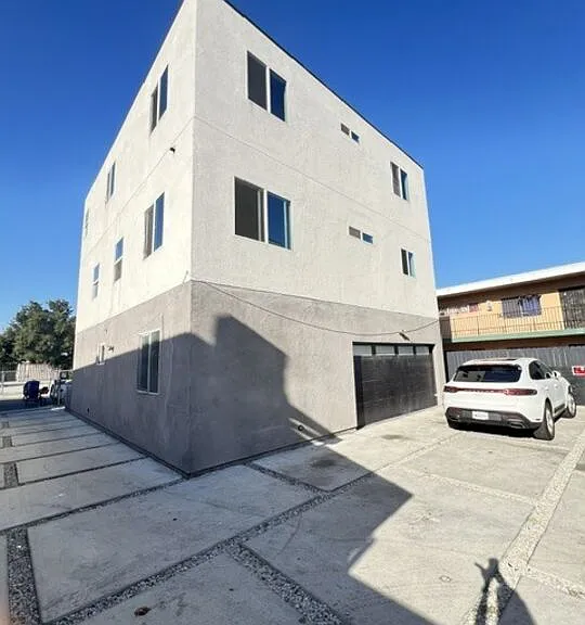 789 E 41st Pl — Photo 2