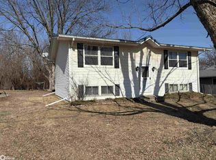 905 W Tyler Ave, Fairfield, IA 52556