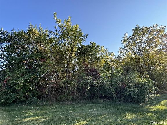5th image of 2485 Waters Rd