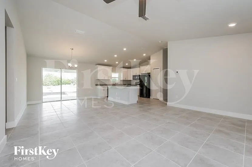 3 bed, 2.0 bath, 1519 sqft, $1,870 — Photo 3