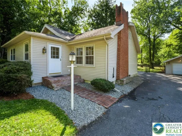559 W Center St, Wind Gap, PA 18091