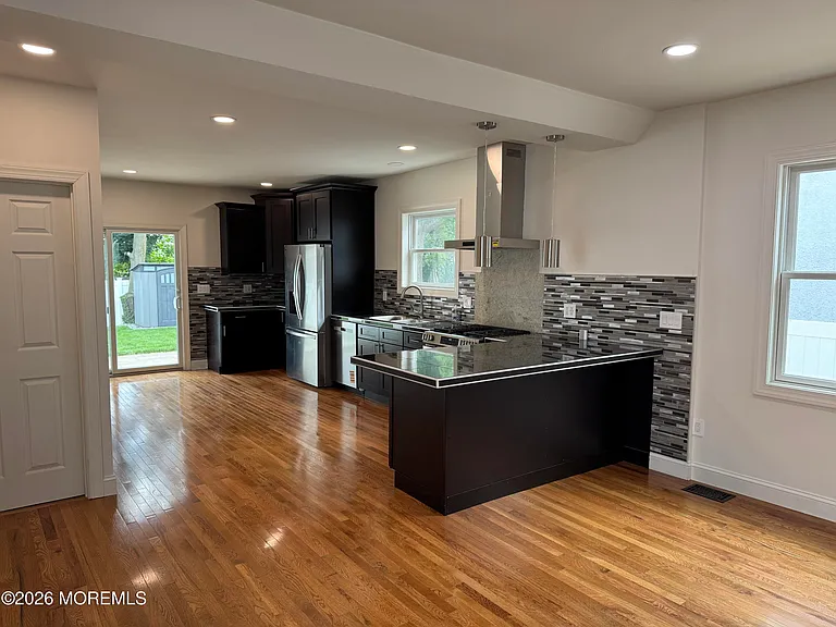 13 Locust Ave — Photo 6