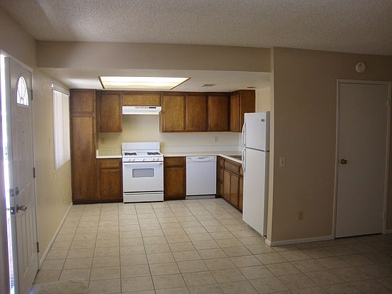 NICE COZY KITCHEN