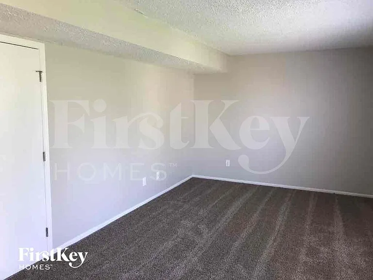 1221 Crossbrook Blvd — Photo 5