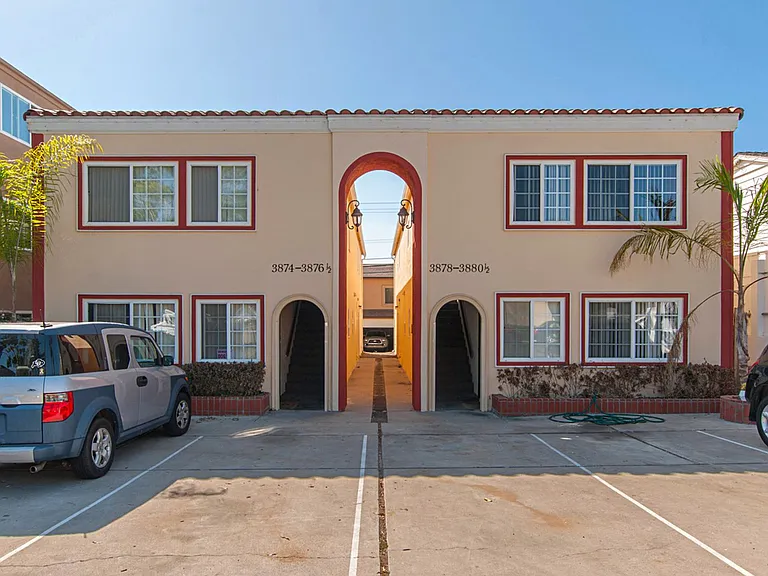 2BD/1BA Upstairs Apartment right by Sail Bay! w/ Parking AND Laundry! Only $2,995/mo — Photo 11