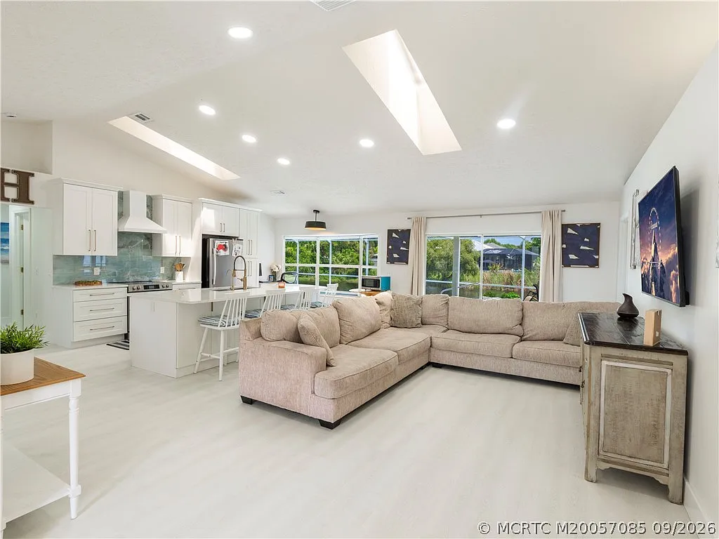 3 bed, 2.5 bath, 1718 sqft, $4,000 — Photo 2