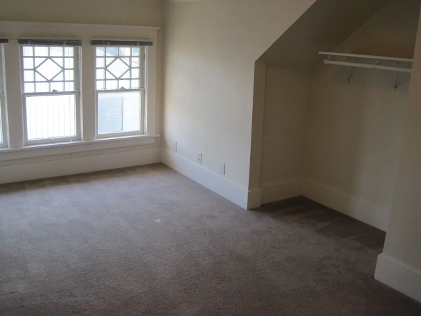 Large Top Floor Room, Weekly Cleaning Service (common areas), Fully Equipped Kitchen, 3 Minute Wa... — Photo 3