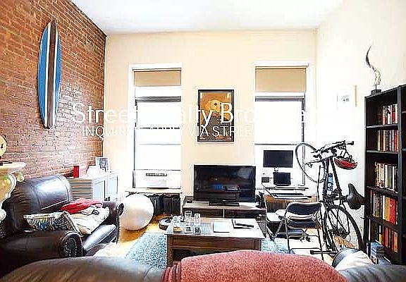 3rd image of 5 W 95th St