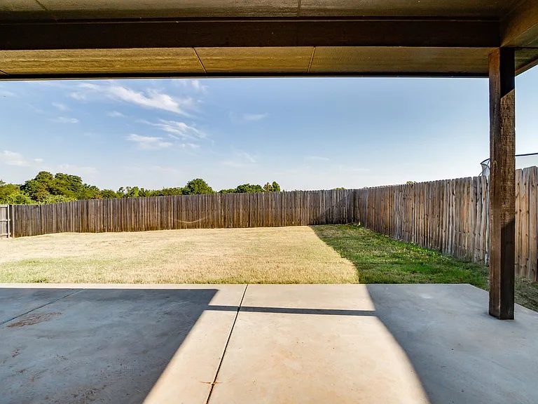 6133 Oxnard St — Photo 41