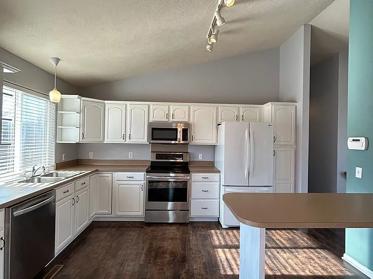 817 Lake Vista Dr — Photo 7